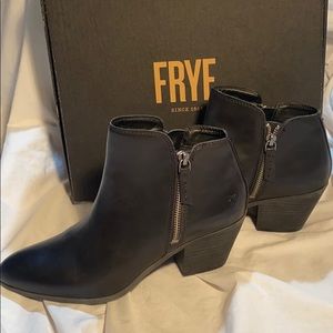 NIB Frye Judith Zip Booties 9